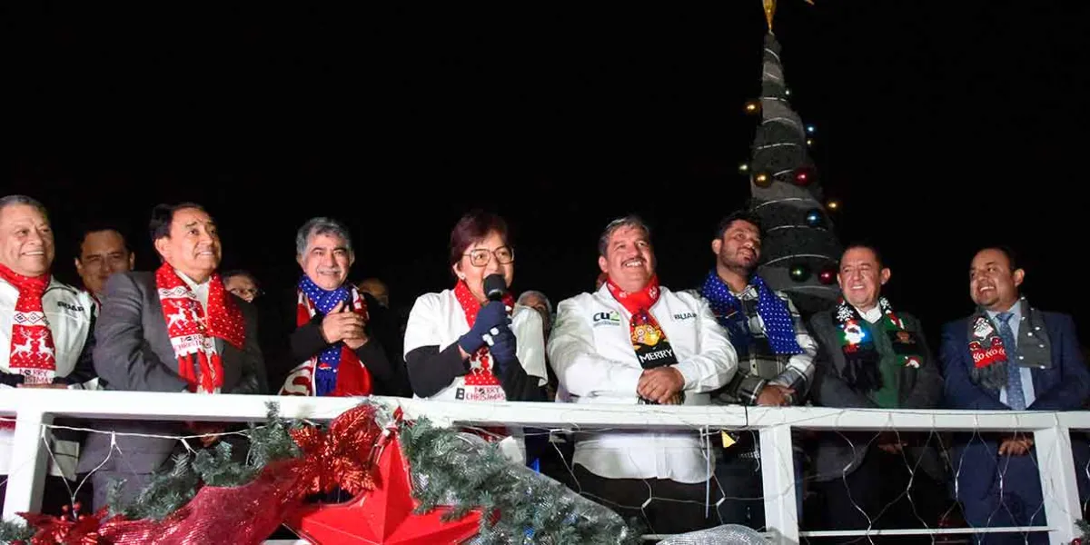 Rectora de la BUAP enciende Árbol Navideño en CU2