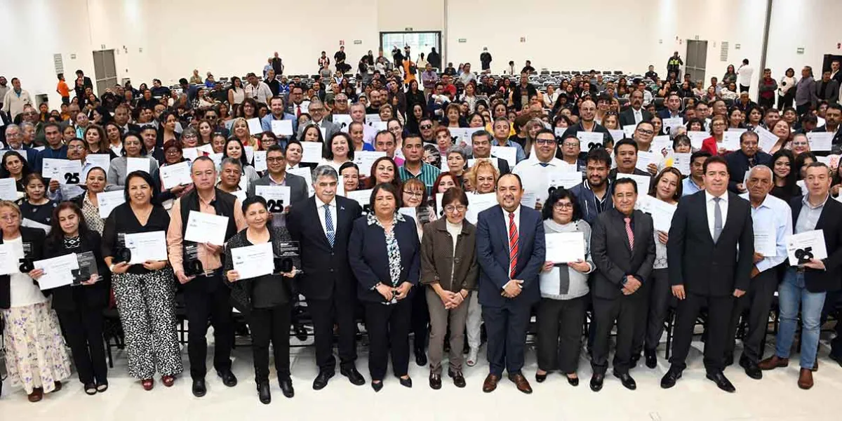 BUAP celebra el compromiso y dedicación de 595 colaboradores con premios por antigüedad laboral