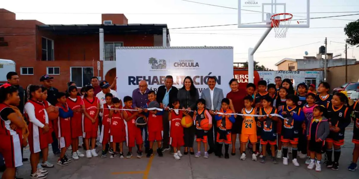 Gobierno de San Pedro Cholula entrega rehabilitación de canchas de basquetbol para fomentar deporte