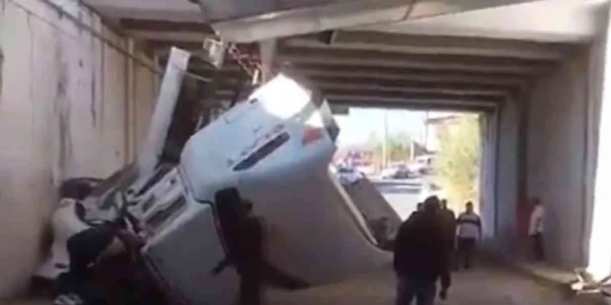 En el puente de la México-Querétaro tráiler quedando colgado 