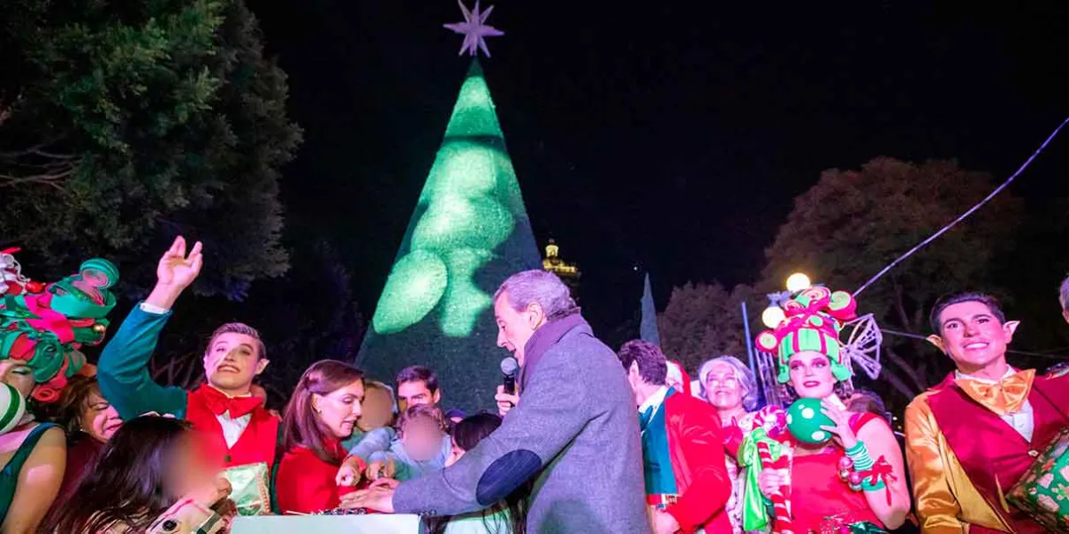 Alcalde de Puebla encabeza encendido del Árbol de Navidad en el Zócalo de la ciudad