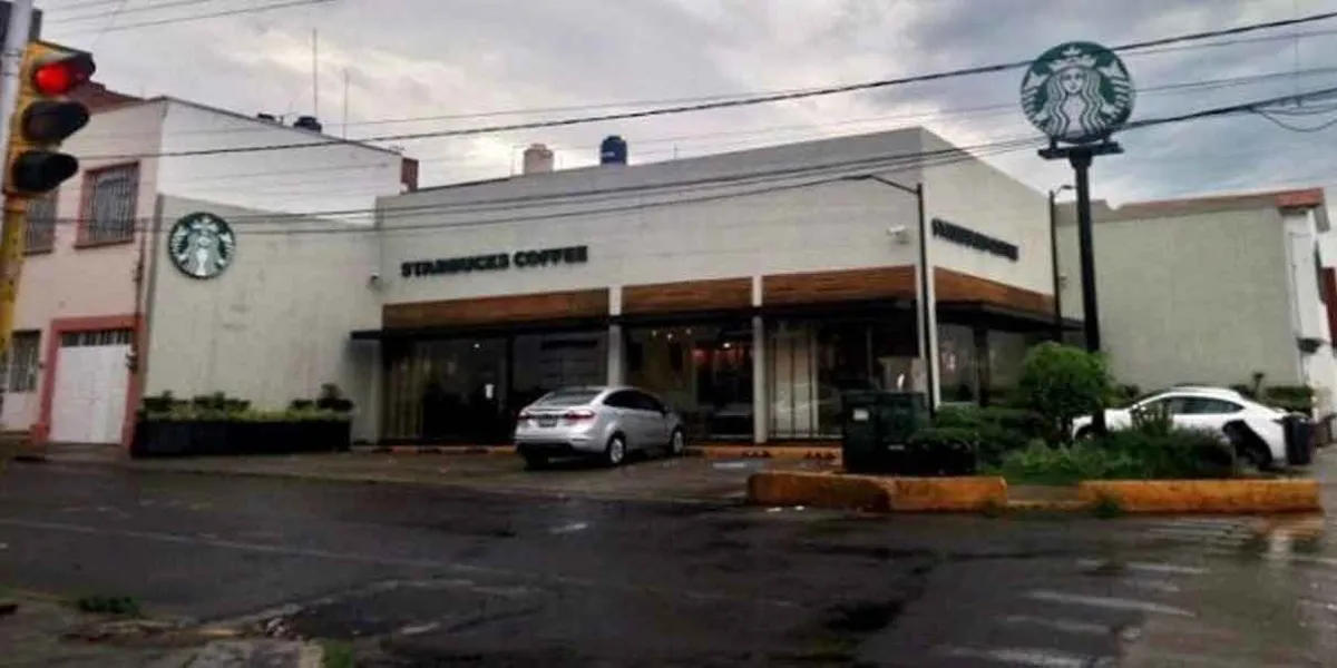 Cinco delincuentes en asalto masivo a clientes del Starbucks en la capital