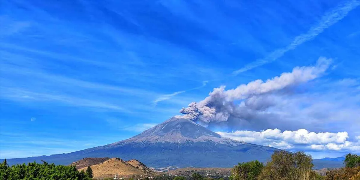 El volcán Popocatépetl registra intensa actividad con 26 exhalaciones de ceniza