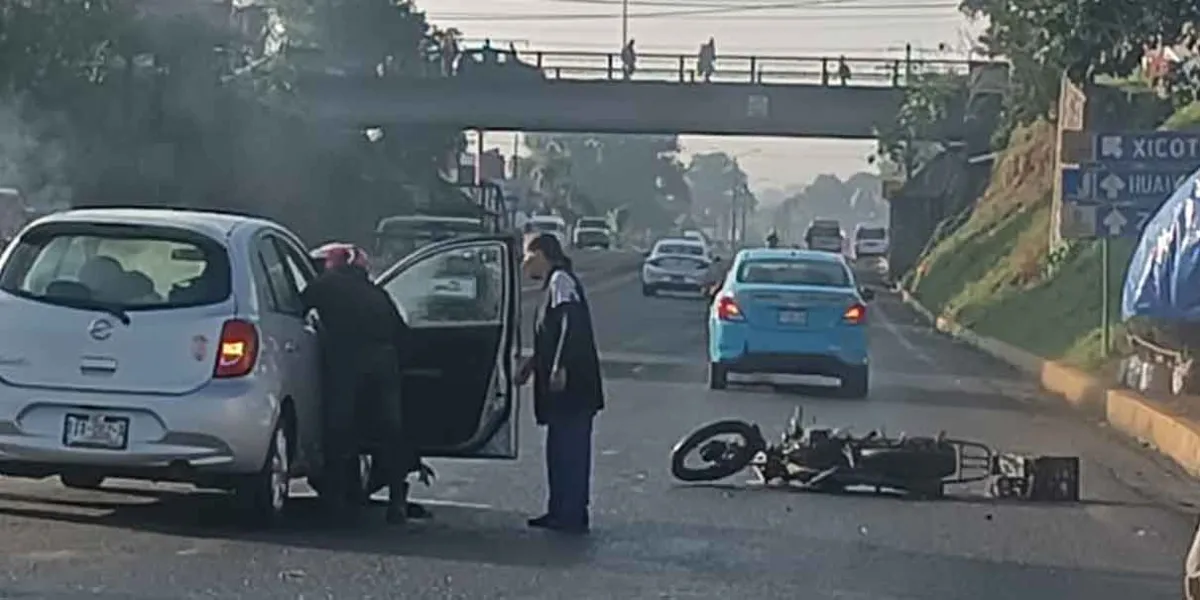 Encontronazo entre auto y moto deja cuantiosos daños materiales en la Carretera Estatal 141