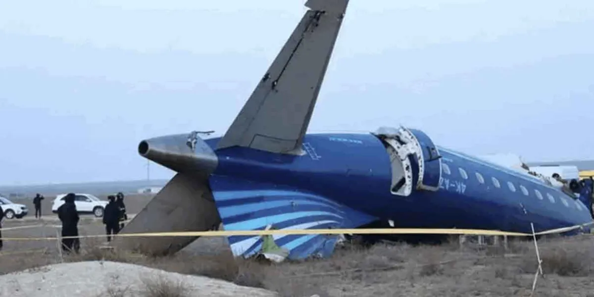Sostienen que el avión caído en Kazajistán habría sido derribado por un misil tierra-aire ruso