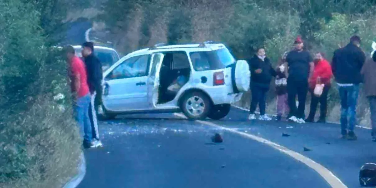 Médico del IMSS se estrelló contra camioneta en carretera de Izúcar