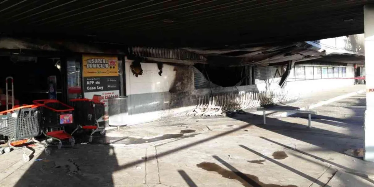 Incendio voraz consume plaza comercial en Culiacán 