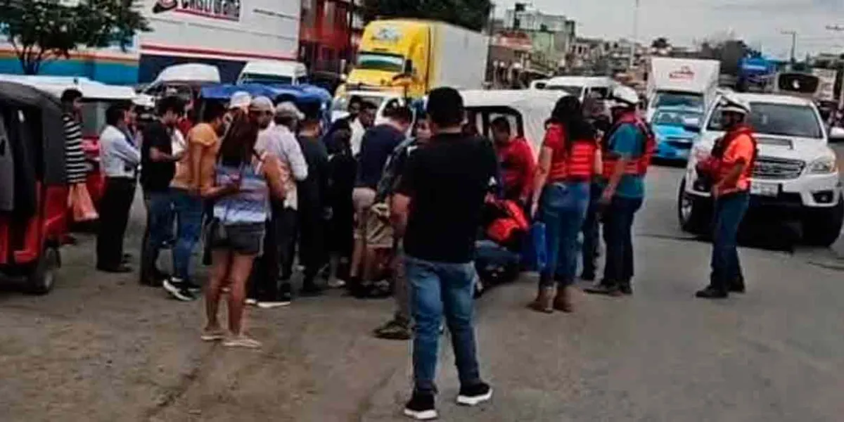 Policía resultó herido al estrellarse contra mototaxi en Venustiano Carranza 