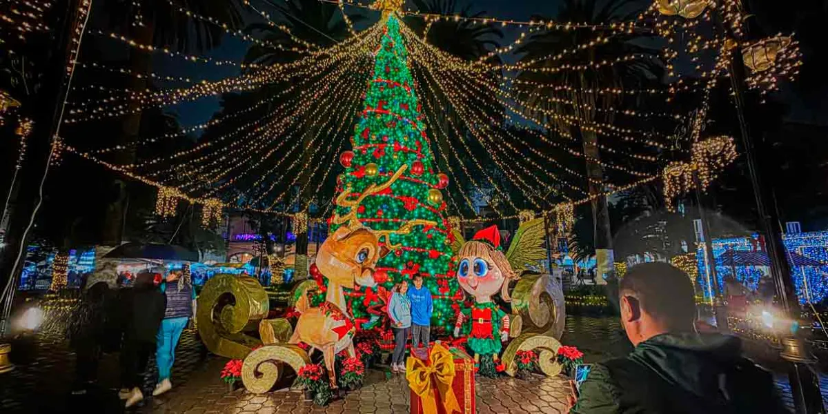 Vistoso desfile y monumental árbol de Navidad en Huauchinango