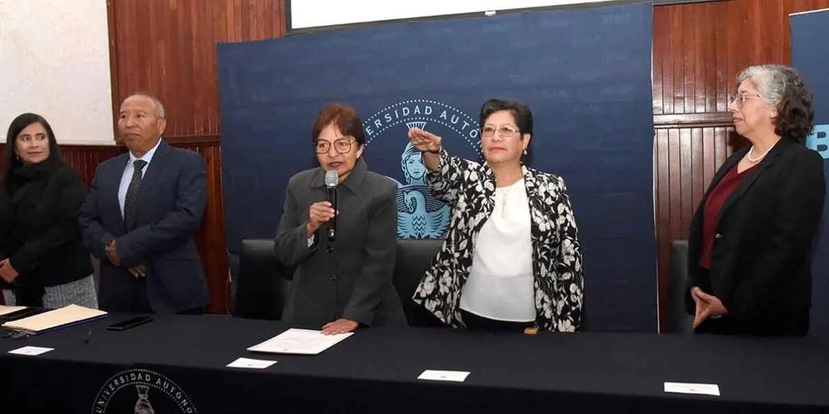 Rectora Lilia Cedillo toma protesta a nueva directora de la Facultad de Lenguas