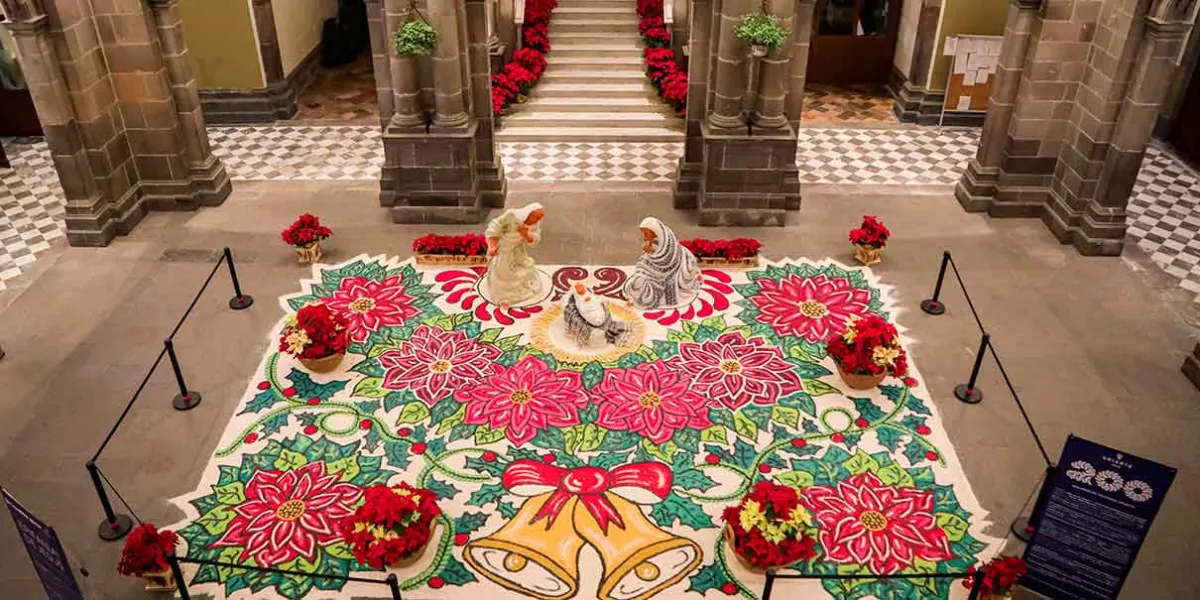 Nacimiento de talavera y alfombra artística transforman el Palacio Municipal