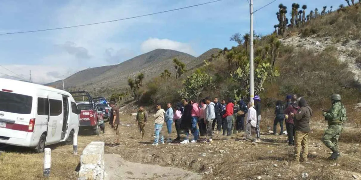 Abandonan a 46 migrantes en carretera federal Orizaba-Tehuacán