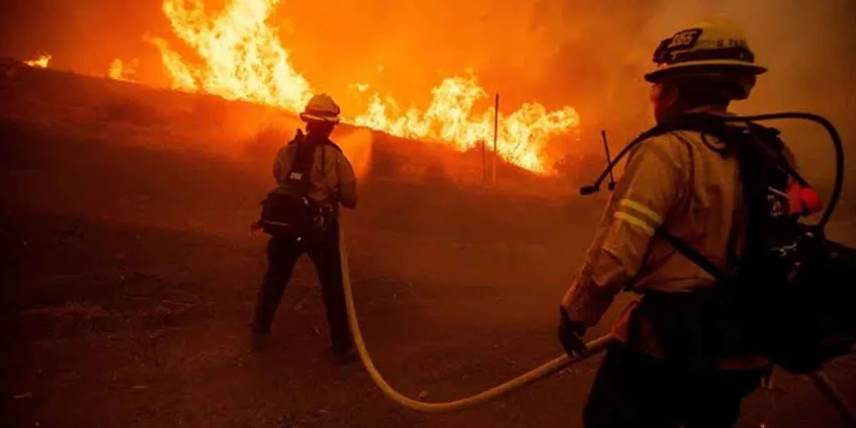 Evacúan a miles de personas por nuevo incendio en Los Angeles