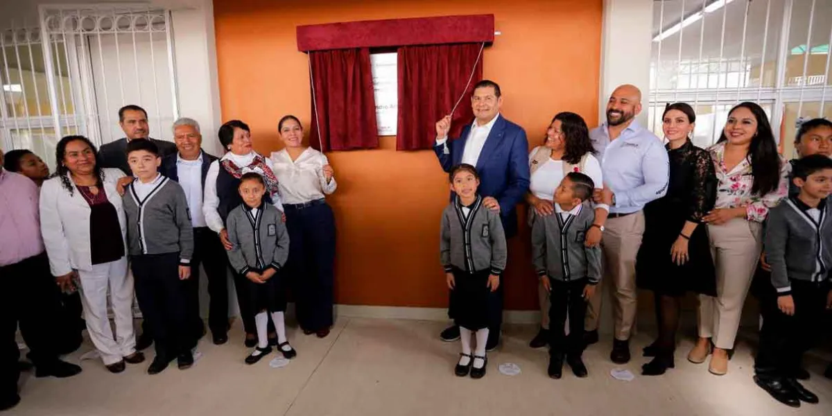 Alejandro Armenta y Lupita Cuautle entregan obras en primaria de San Andrés Cholula