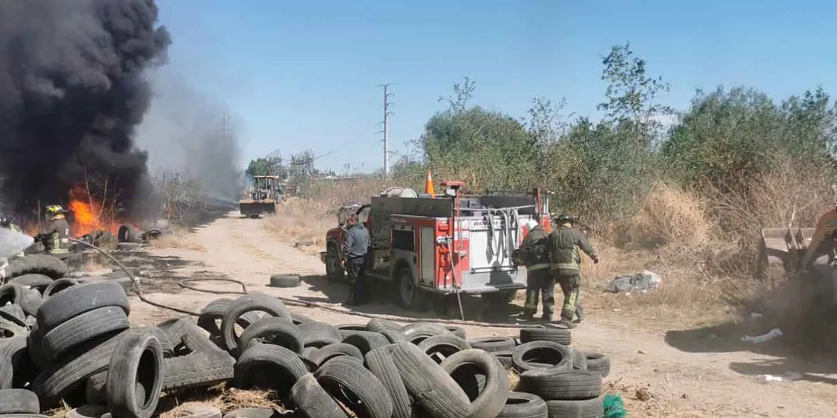 Incendio en depósito de llantas moviliza a bomberos y vecinos en Texmelucan