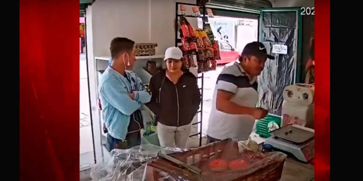 Comerciantes a exhiben a estafadores que pagan con billetes falsos en Puebla 