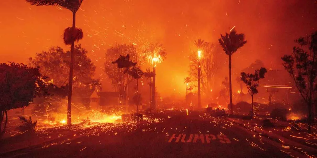 "Parece un infierno": un incendio que avanza sin control en el Los Ángeles destruye decenas de viviendas y obliga a evacuar a miles de personas