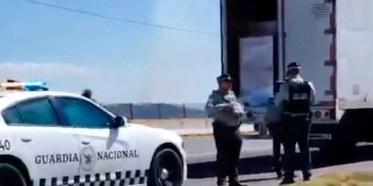 Recuperan tráiler y detienen a dos hombres tras intento de fuga en la México-Puebla