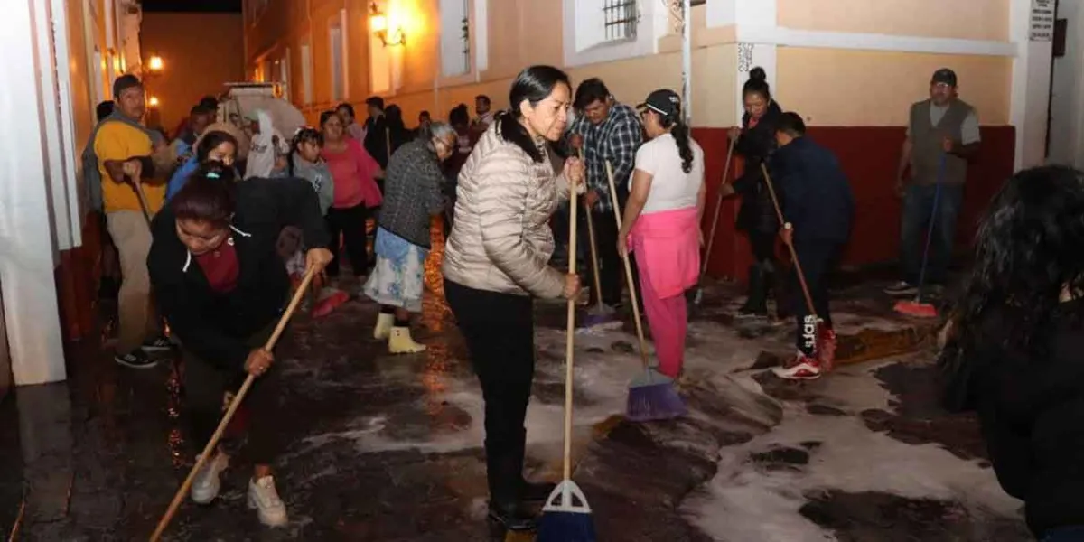 Zócalo de Atlixco: limpieza comunitaria tras el éxito turístico navideño