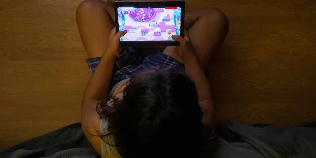 Uso de celulares en la infancia: riesgos y recomendaciones, según académicos de la Ibero