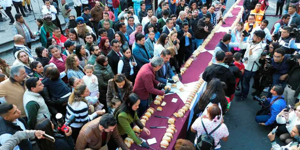 Armenta y Chedraui compartieron Rosca Monumental en el zócalo de Puebla 