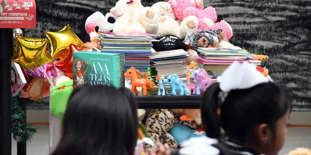 Para fomentar la imaginación, entrega rectora de la BUAP libros y peluches a niños y niñas