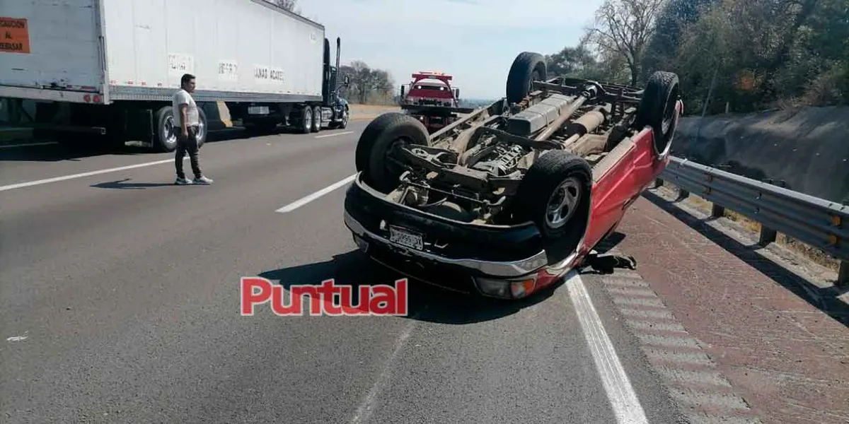 Accidente en San Salvador El Verde deja mercancía regada y carril bloqueado