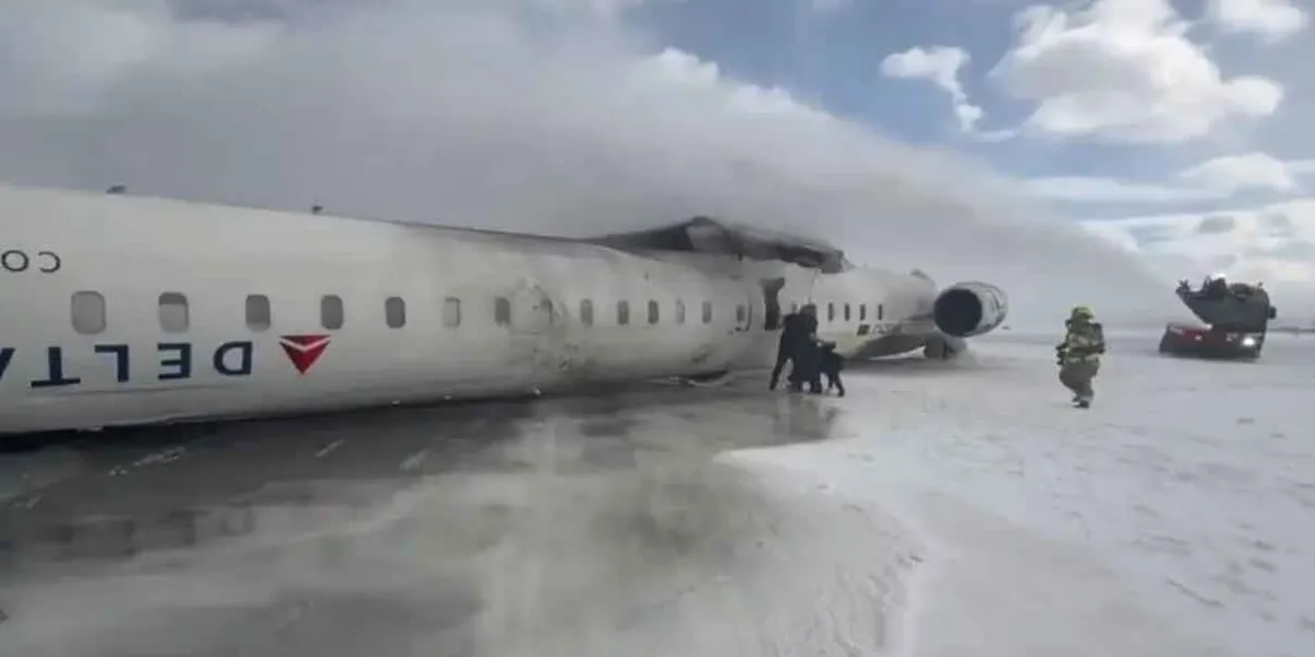 Avión de Delta vuelca en una pista nevada en Toronto