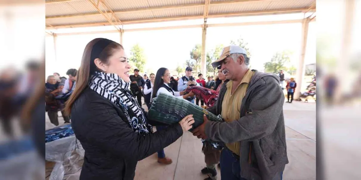  Bety Sánchez y Club Rotary entregaron cobertores a grupos vulnerables en Zacatlán 