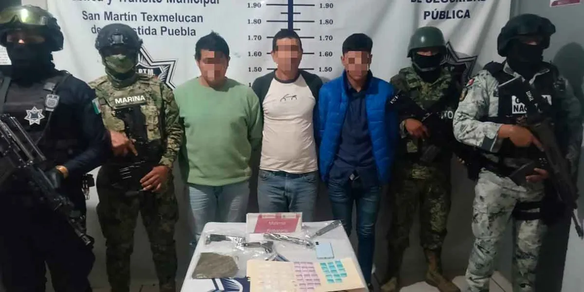 Detienen a tres hombres en San Cristóbal Tepatlaxco por drogas y armas