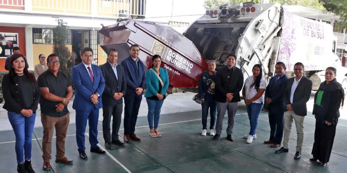 Entrega Omar Muñoz contenedor de basura en la secundaria Quetzalcóatl 