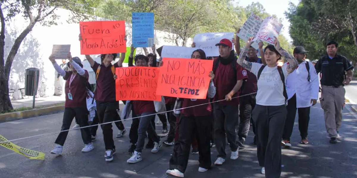 Marcha de alumnos de Medicina BUAP marchan a CU; solicitarán diálogo