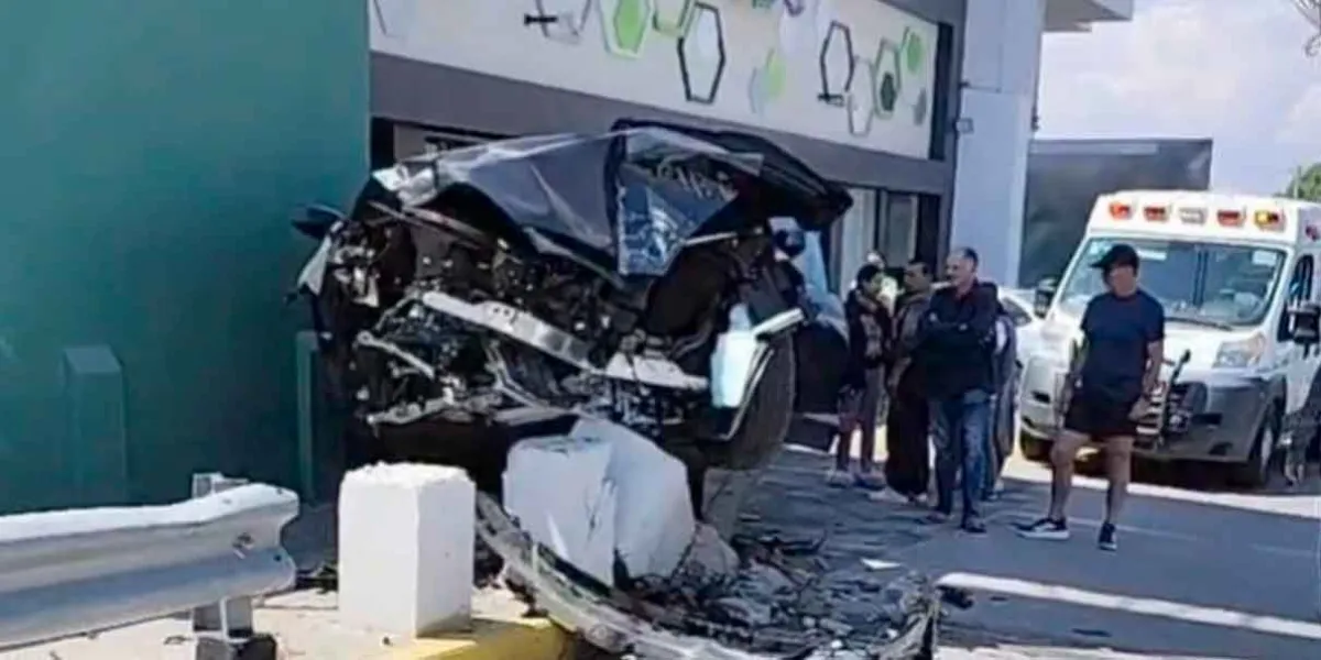 Prueba de manejo termina en choque: Conductor de Tesla causa daños en Calzada Zavaleta