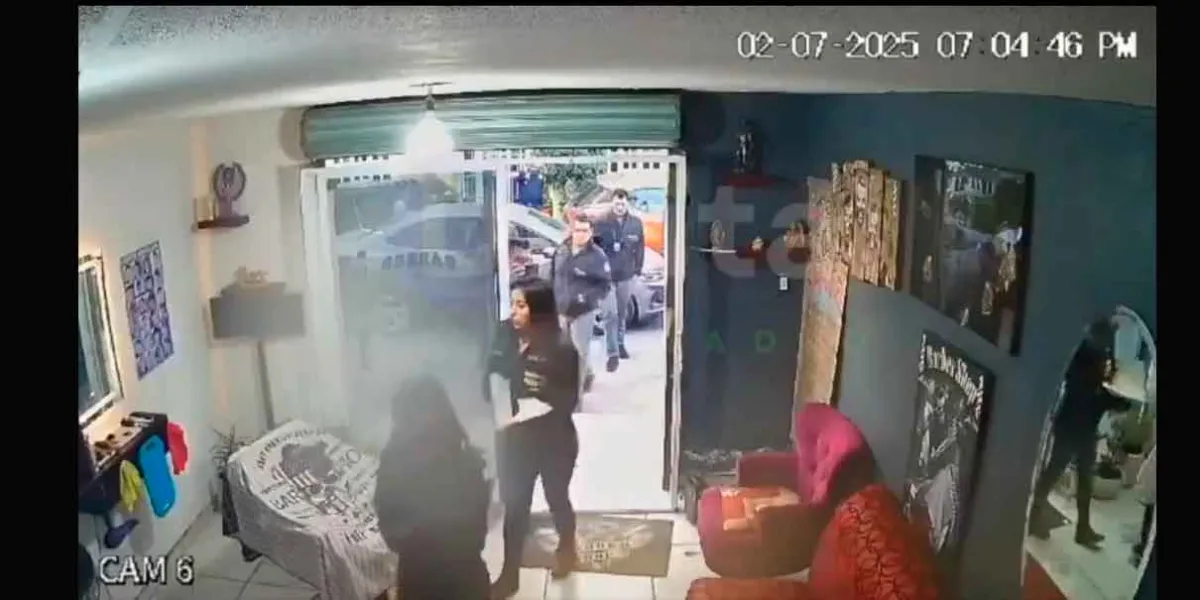 VIDEO. Policías 'siembran' droga en barbería de Valle de Chalco