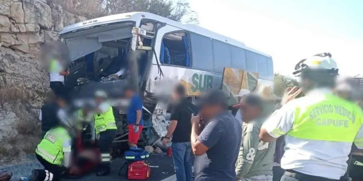 Un muerto al estrellarse autobús y camión en la carretera Cuacnopalan