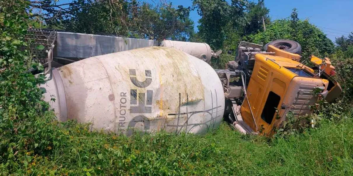 Se precipitó camión a barranca en la Sierra Norte; el chofer se salvó