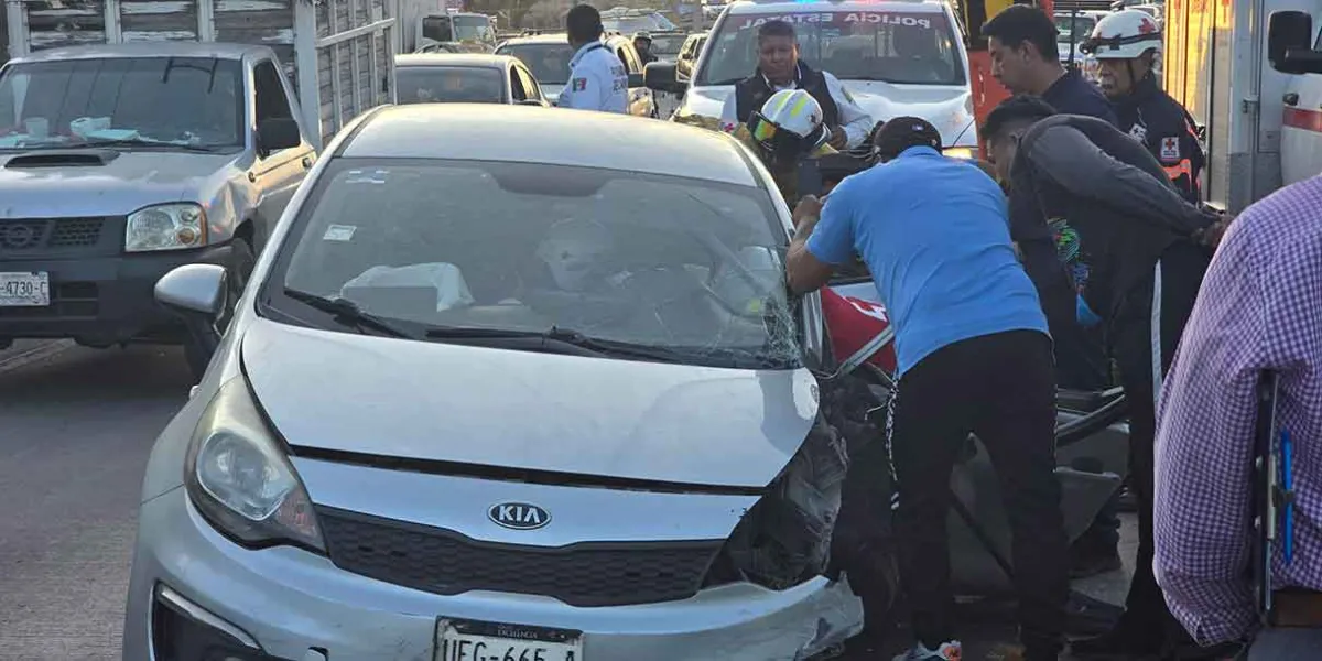 Liberan a persona atrapada en coche tras accidente en Periférico Ecológico