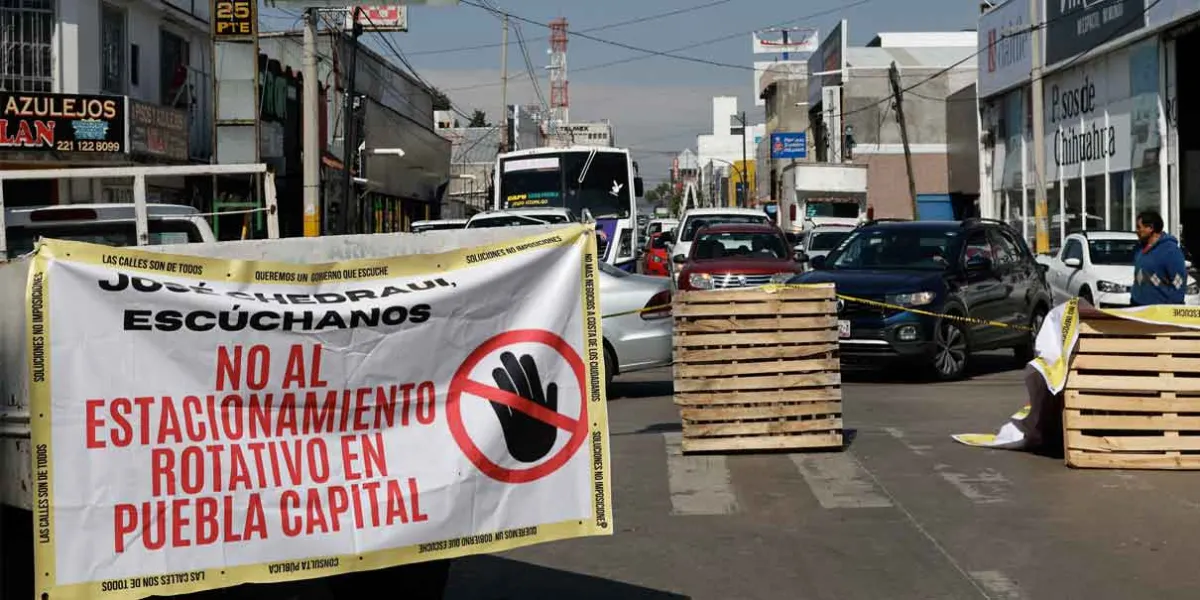 Vecinos cerraron el bulevar Atlixco; el RUTA 1 suspendió servicio