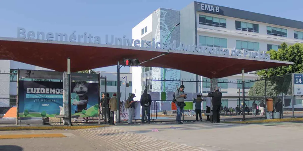 Estudiantes de Medicina de la BUAP discuten paro con autoridades universitarias