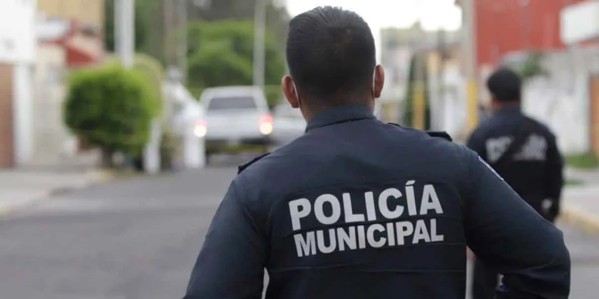 Polis de Tecamachalco robaron celular en una revisión de auto 