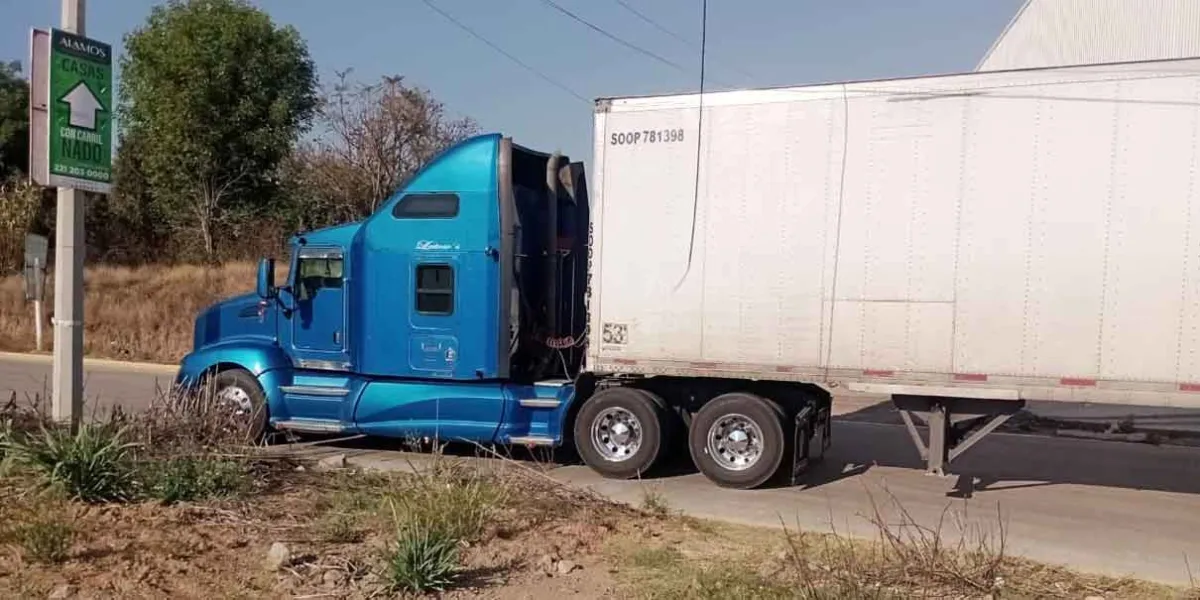 DELINCUENTES abandonaron tráiler robado y huyeron en Cuautlancingo