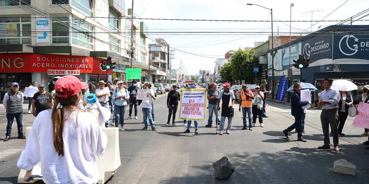 Vecinos de Puebla bloquean calles; se oponen al proyecto de parquímetros 