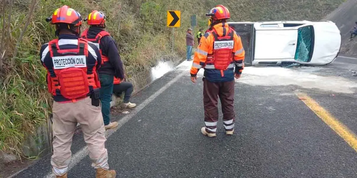 Volcadura de camioneta dejó dos lesionados en carretera de Venustiano Carranza