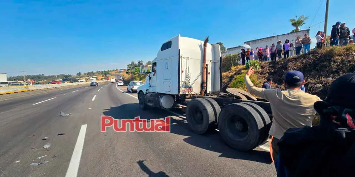 Accidente en la México-Puebla: Tráiler volcado y varios vehículos impactados en Tlahuapan