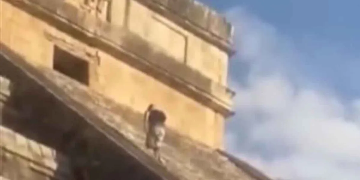 Turista desafía las reglas de Chichén Itzá, sube a la pirámide y es agredido por la multitud