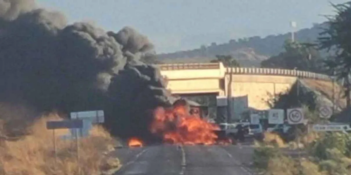 Emboscadas del CJNG en Jalisco y Michoacán dejan cinco muertos y caos en las carreteras