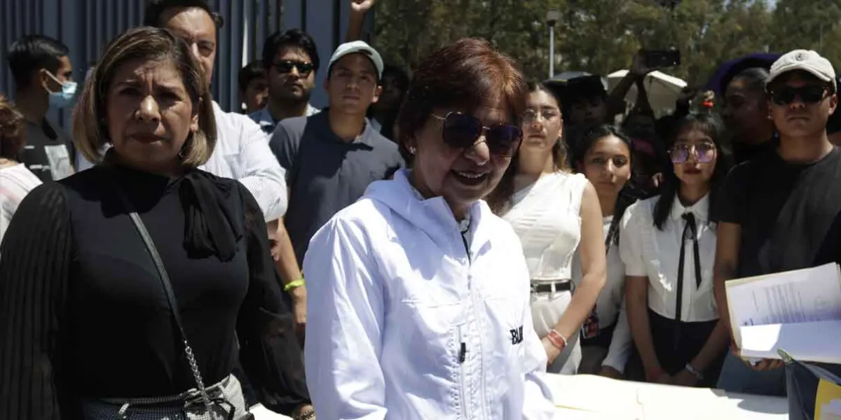 La rectora de la BUAP, Lilia Cedillo, recibió el pliego petitorio general de universitarios paristas