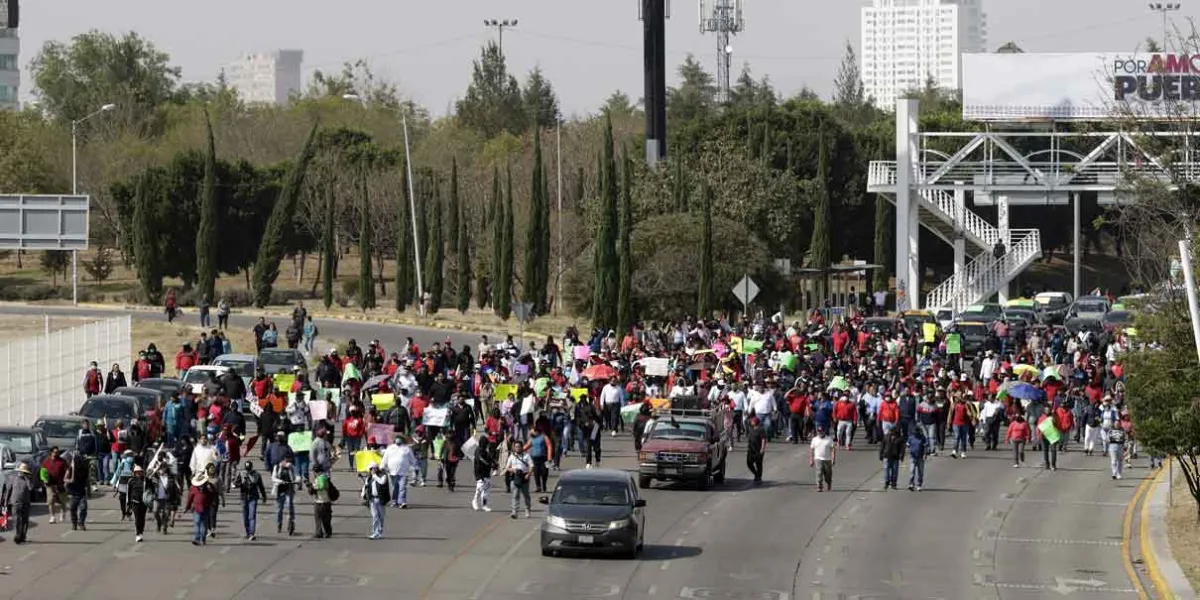 Manifestación de conductores de taxis pirata paralizan Vía Atlixcáyotl exigiendo legalización