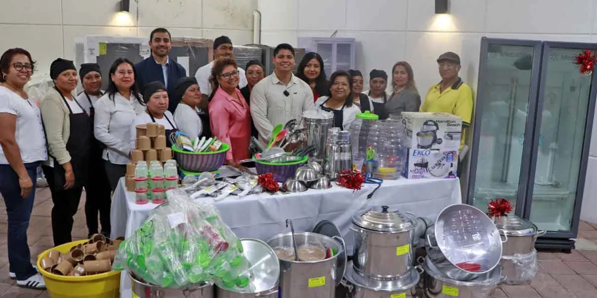 Omar Muñoz y Tere Alfaro entregan refrigerador a la estancia de día de Cuautlancingo 