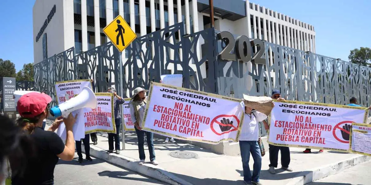 Piden libertad de alcaldes detenidos y rechazan tarifa de parquímetros en el Congreso de Puebla